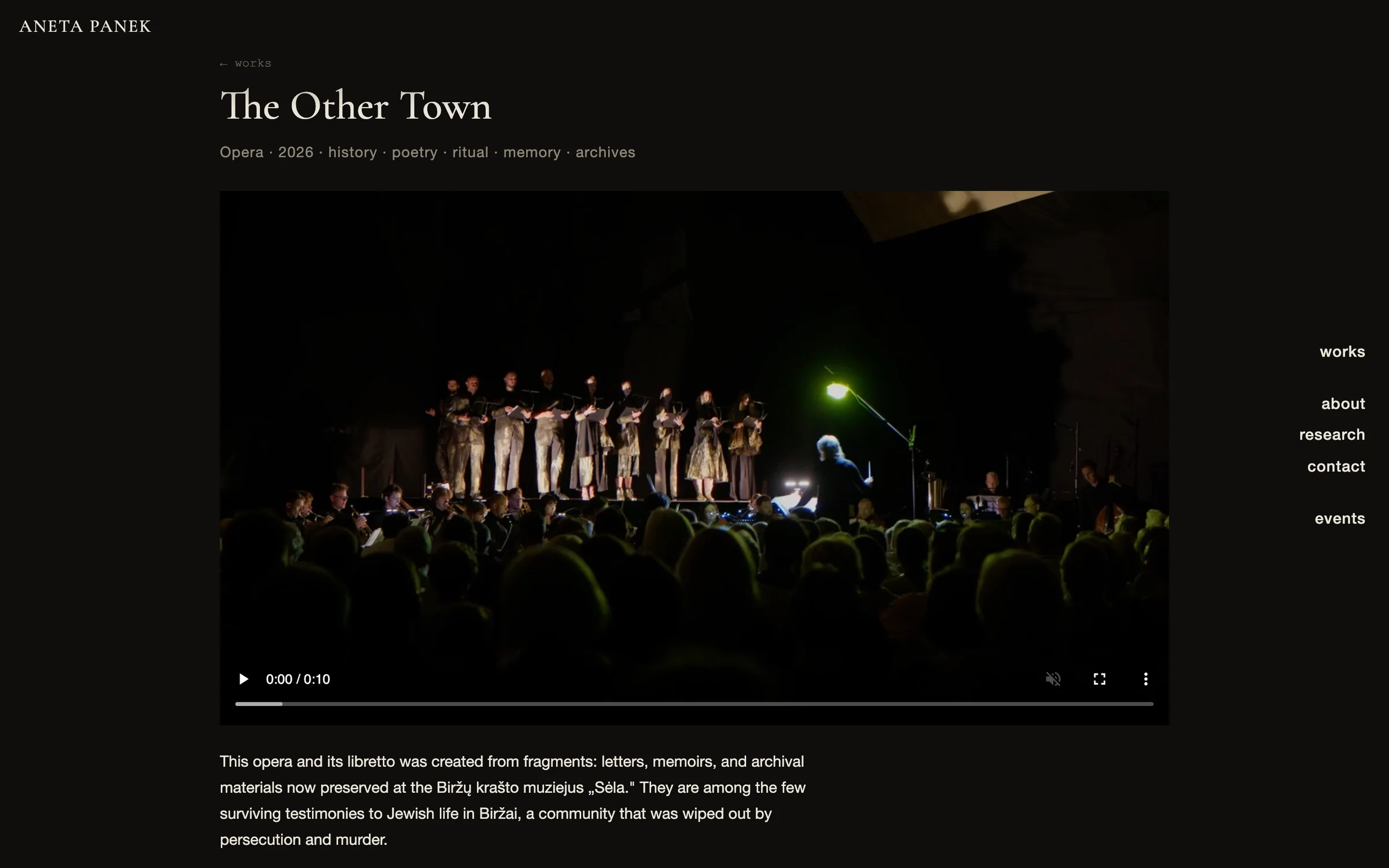 Werkseite der Oper The Other Town mit Videoausschnitt, Desktop-Ansicht