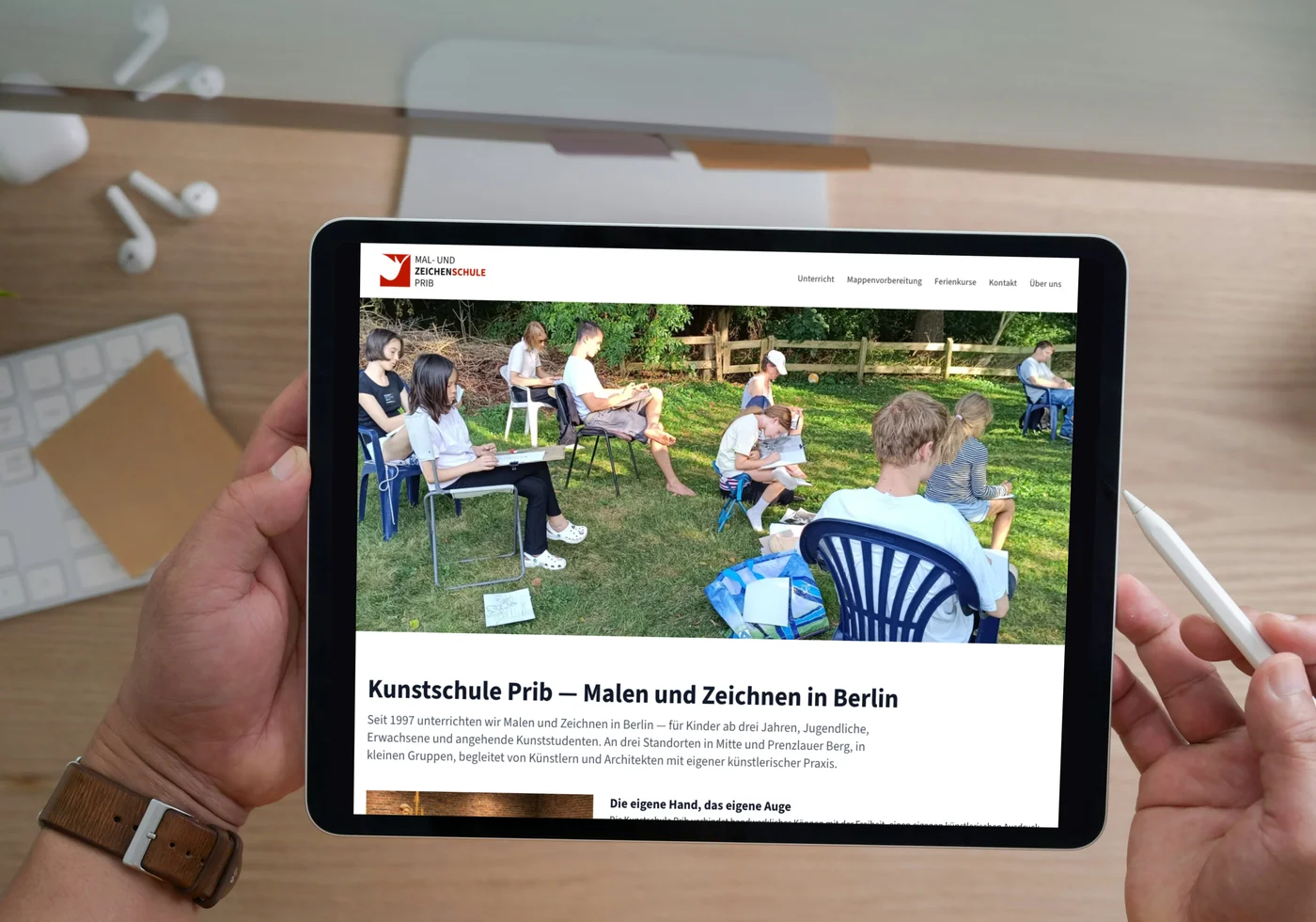 kunstschule-prib.de auf iPad, Startseite mit Outdoor-Zeichenkurs und Headline Malen und Zeichnen in Berlin