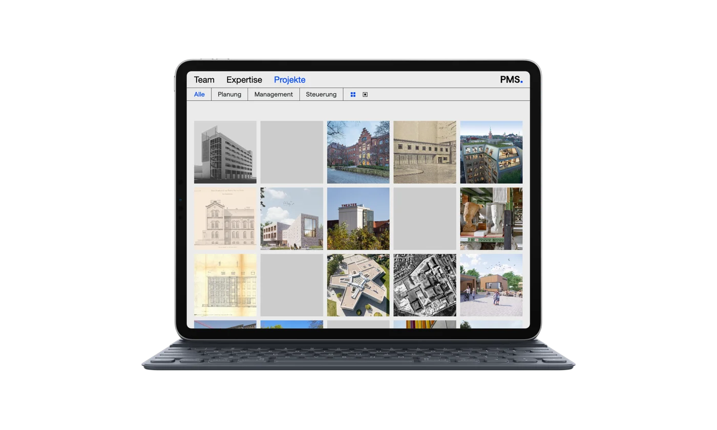 pms-ag.de auf iPad, Projektgalerie mit Filteroptionen und Raster aus Architektur-Fotografien und Renderings